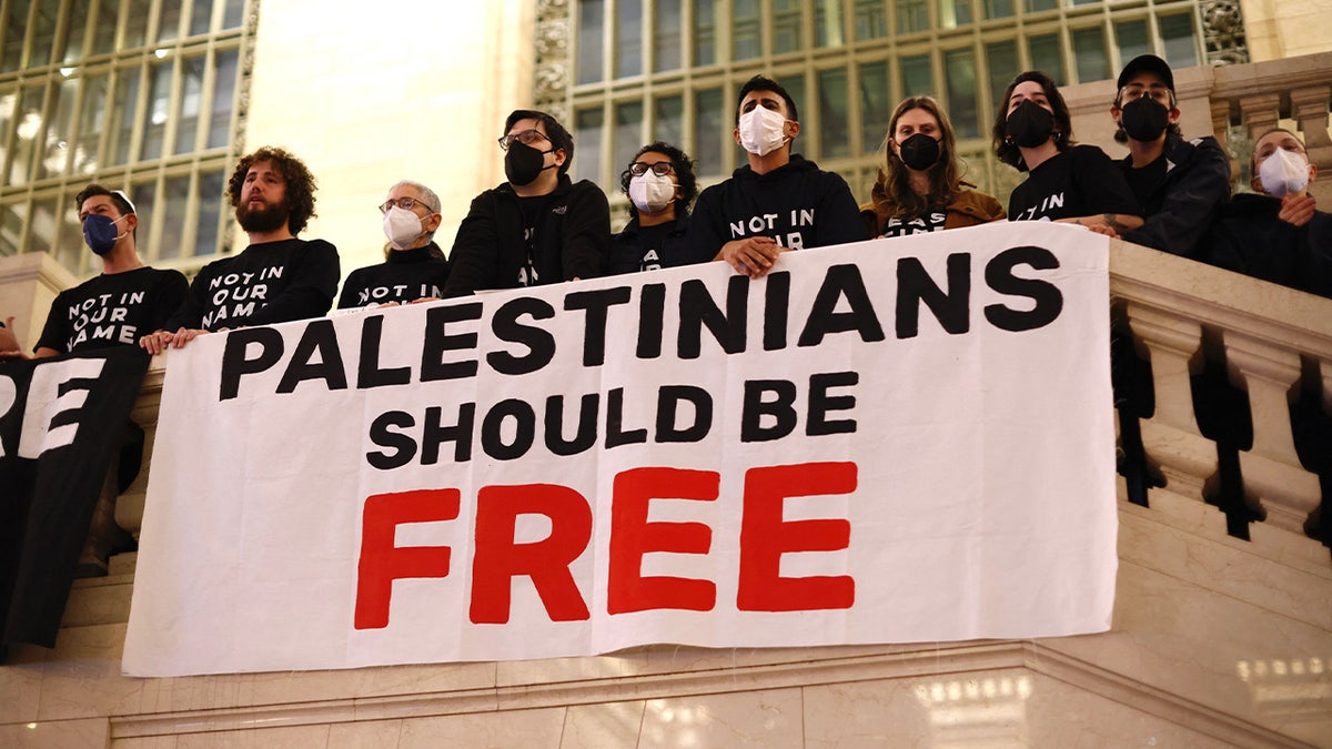 "Palestinians Should Be Free" banner