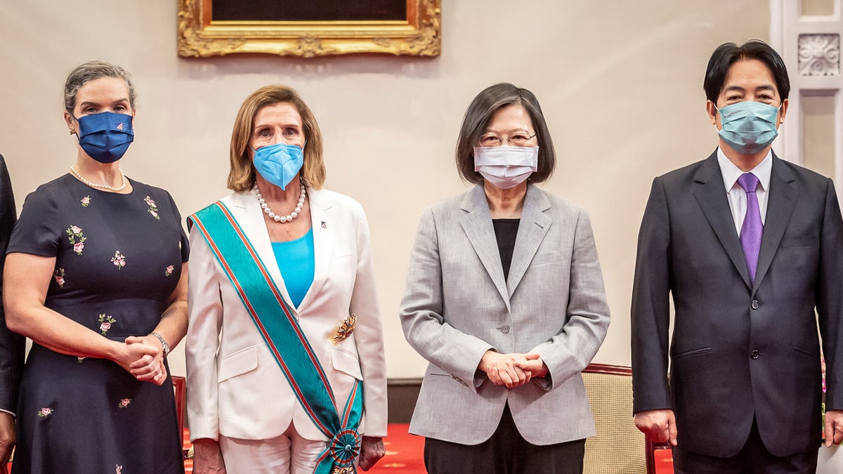 Nancy Pelosi stands with Taiwanese president Tsai Ing-wen